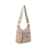 Bandolera marrón de símil cuero con correa larga regulable. Tiene dos bolsillos frontales con cierre, apertura superior con cierre, bolsillos internos con cierre y abiertos, y un bolsillo trasero con cierre.