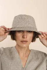 Sombrero tipo bucket de lana color beige con diseño de espiga.