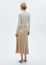 Falda midi plisada color negro, de tiro alto y corte evasé.