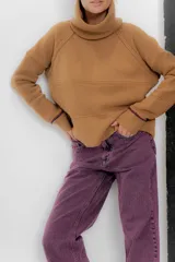 Pantalón jean de tiro medio color negro, corte mom, con bolsillos delanteros y traseros. Largo hasta el tobillo. Confeccionado en algodón 100%.