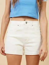 Short de jean blanco de tiro alto y corte ajustado.