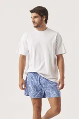 Remera blanca de manga corta y cuello redondo, corte holgado.