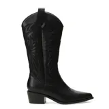 Botas vaqueras de caña alta color bordó, confeccionadas en material sintético imitación cuero. Presentan bordados decorativos en la caña y puntera afilada. Cuentan con un taco bajo y ancho.