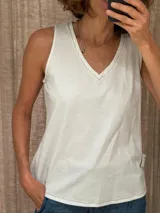 Musculosa blanca con escote en V y costuras a contratono.