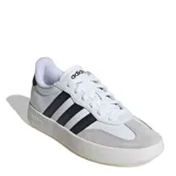 Championes Adidas Barreda de cuero sintético blanco con puntera de gamuza gris y detalles en negro. Presentan las tres tiras clásicas de Adidas en los laterales y suela de goma blanca.
