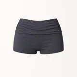 Short negro con cintura alta fruncida y corte ajustado.