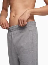 Pantalón de jogging gris de algodón, con cintura elástica, bolsillos laterales y traseros, y logo de Calvin Klein bordado en la pierna izquierda.