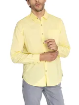 Camisa casual de hombre RKF Galiton, color amarillo claro, de manga larga ajustable con botones de madera. Confeccionada en popelina 100% algodón orgánico, con bolsillo de pecho con logo bordado y protección UV 20+.