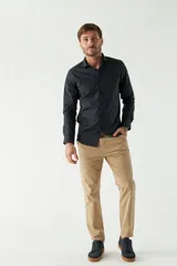 Camisa de vestir azul marino, de corte slim fit, manga larga y cuello clásico. Confeccionada en algodón y con logo bordado en el pecho.