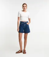 Short de jean azul oscuro, corte mom, tiro alto, con bolsillos delanteros y traseros, y cintura con trabillas.