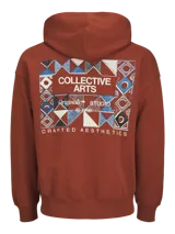 Hoodie color marrón con capucha y manga larga, de corte oversize.