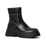 Bota de plataforma en color negro, con diseño elegante y costuras contrastantes.