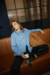 Camisa celeste de jean 100% algodón con voladitos y bordado de onditas en el cuello y puños.