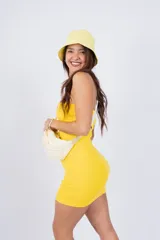 Vestido corto strapless color celeste ajustado al cuerpo.