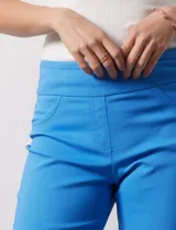 Pantalón capri color beige, de gabardina elastizada.