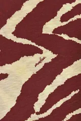 Pantalón largo de algodón pima con estampado de cebra en tonos rojo y beige.