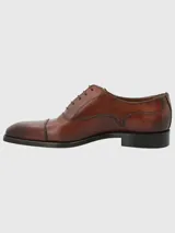 Zapato de vestir acordonado color marrón, confeccionado en cuero italiano.