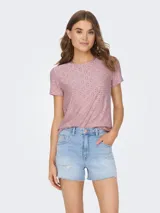 Camiseta rosa con pequeños calados, de manga corta y cuello redondo.