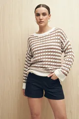 Sweater tejido de algodón color crudo con rayas horizontales azul marino y diseño calado.