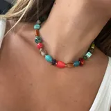 Collar corto con cuentas de colores y cadena de ajuste.