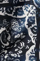 Pantalón de lino liviano con estampado paisley en tonos azul y blanco. Modelo de corte holgado con cintura elástica de tiro alto, bolsillos laterales discretos y piernas amplias.