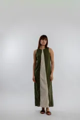 Vestido largo color beige con panel central blanco, sin mangas y corte recto.