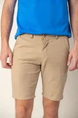 Bermuda color beige de algodón y tencel, de corte recto.