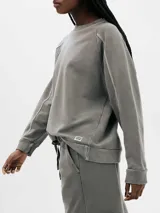 Buzo gris de algodón con cuello redondo y mangas largas.