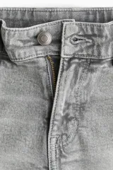 Shorts mini de denim gris con cintura clásica y cierre con botón. Modelo con bolsillos delanteros, bolsillos atrás con solapa y botón, bolsillo monedero y bajo sin rematar.
