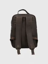 Mochila de cuero marrón con bolsillo frontal con cierre y dos bolsillos con hebilla. Tiene asa de mano y correas acolchadas ajustables.