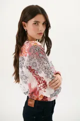 Camisa de manga larga con estampado abstracto en tonos rosa, blanco y negro.