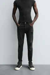 Pantalón de jean celeste de corte skinny con roturas en las rodillas y terminación desflecada.
