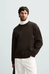 Jersey marrón de punto suave, corte regular, cuello redondo y manga larga con terminaciones en rib.