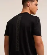 Remera deportiva celeste de poliéster con tecnología Dry, cuello redondo, manga corta y estampa reflectiva con lettering en el frente y la espalda.