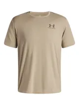 Remera celeste de Under Armour, corte clásico, mangas cortas y logo estampado en el pecho.