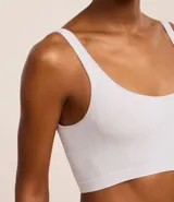 Soutien top negro de poliamida con acabado seamless, escote redondo y breteles anchos fijos.