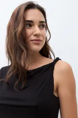 Top sin mangas color bordó con escote drapeado tipo cascada, ajustado al cuerpo.