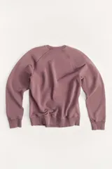 Sudadera lila de algodón con cuello redondo y mangas largas. Estampado en el frente con el logo "Zara A Coruña" y el texto "Est. 1975".