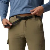 Pantalón de senderismo color verde oliva, con corte recto, bolsillos cargo laterales con cierre a presión y cintura parcialmente elástica.