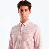 Camisa de manga larga de popelina stretch con diseño de cuadros gingham en tonos rosa y blanco, con bolsillo en el pecho.