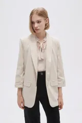Blazer color verde oliva, de corte entallado y mangas 3/4 con botón.