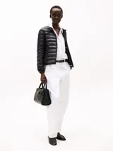 Campera negra ultraligera con relleno de plumón, cuello perkins, cierre de cremallera, dos bolsillos laterales con cremallera y puños con botón.