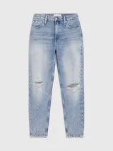 Pantalón de jean celeste claro, de corte mom, con roturas en las rodillas y ruedo desflecado.
