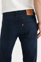 Pantalón de jean de hombre marca Levi's modelo 510 Skinny ADV, color azul oscuro. Corte ajustado, tiro medio y confeccionado en tejido elástico.