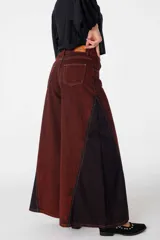 Pantalón de jean azul de corte ancho, con cintura alta y bolsillos delanteros y traseros.