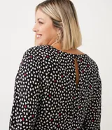 Vestido corto de viscosa con estampado de corazones, cuello redondo, manga larga, elástico en la cintura y botón en el puño.