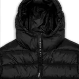 Campera puffer negra con capucha y logo Trapstar blanco en la parte superior de la espalda. Corte estándar.