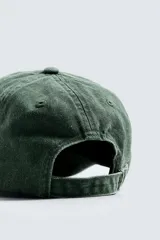 Gorra verde de algodón con efecto lavado y ajuste trasero.