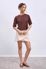 Remera marrón de corte recto y mangas cortas con aberturas laterales.