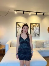 Minivestido negro con estampado geométrico en gris, escote en V, tirantes finos y espalda baja. Pintado a mano.